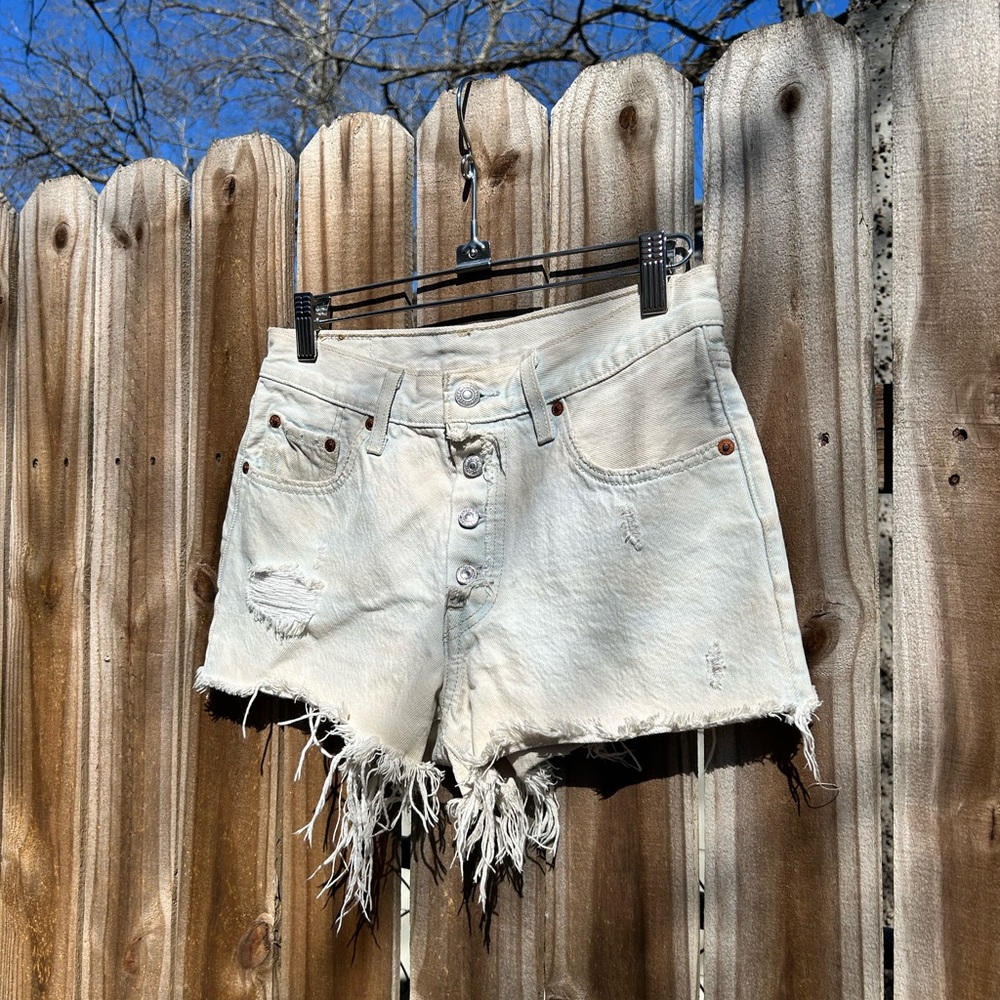 Distressed Levi’s Light Wash Denim Shorts - Picture 4 of 4